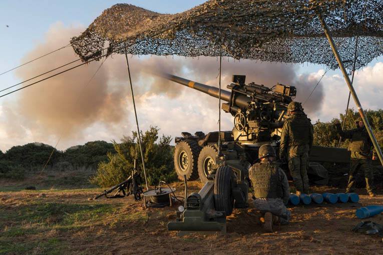 Militares de una unidad de Artillería del Ejército, realizando maniobras en una imagen de archivo.