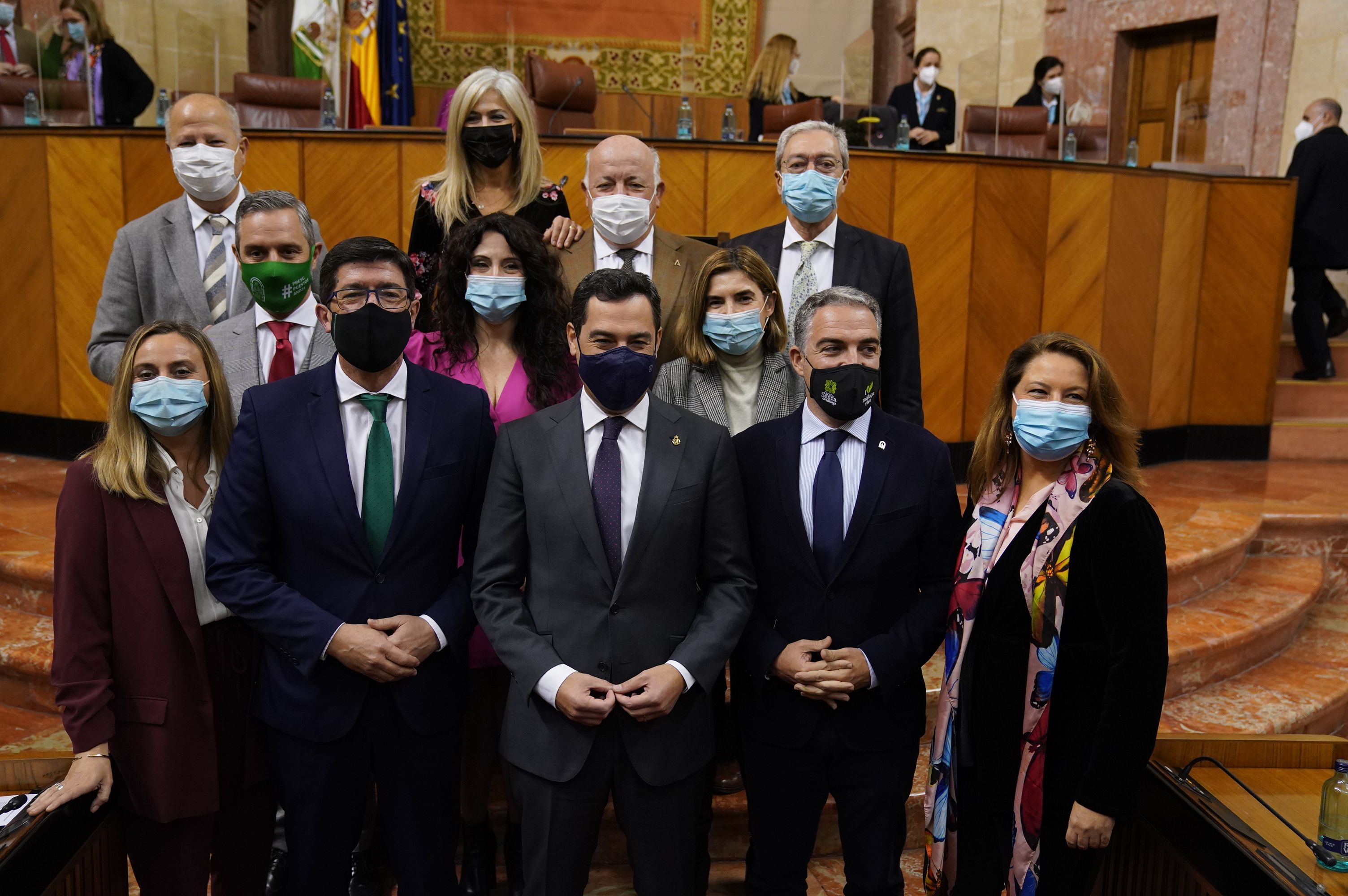 Foto de familia del Gobierno andaluz, este miércoles en el Parlamento tras aprobar el Presupuesto autonómico para 2021. Autor: Junta