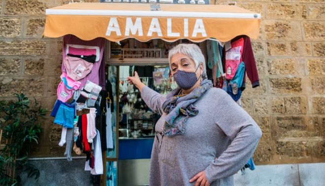 Amalia en la entrada de su corsetería. Autor: Manu García.