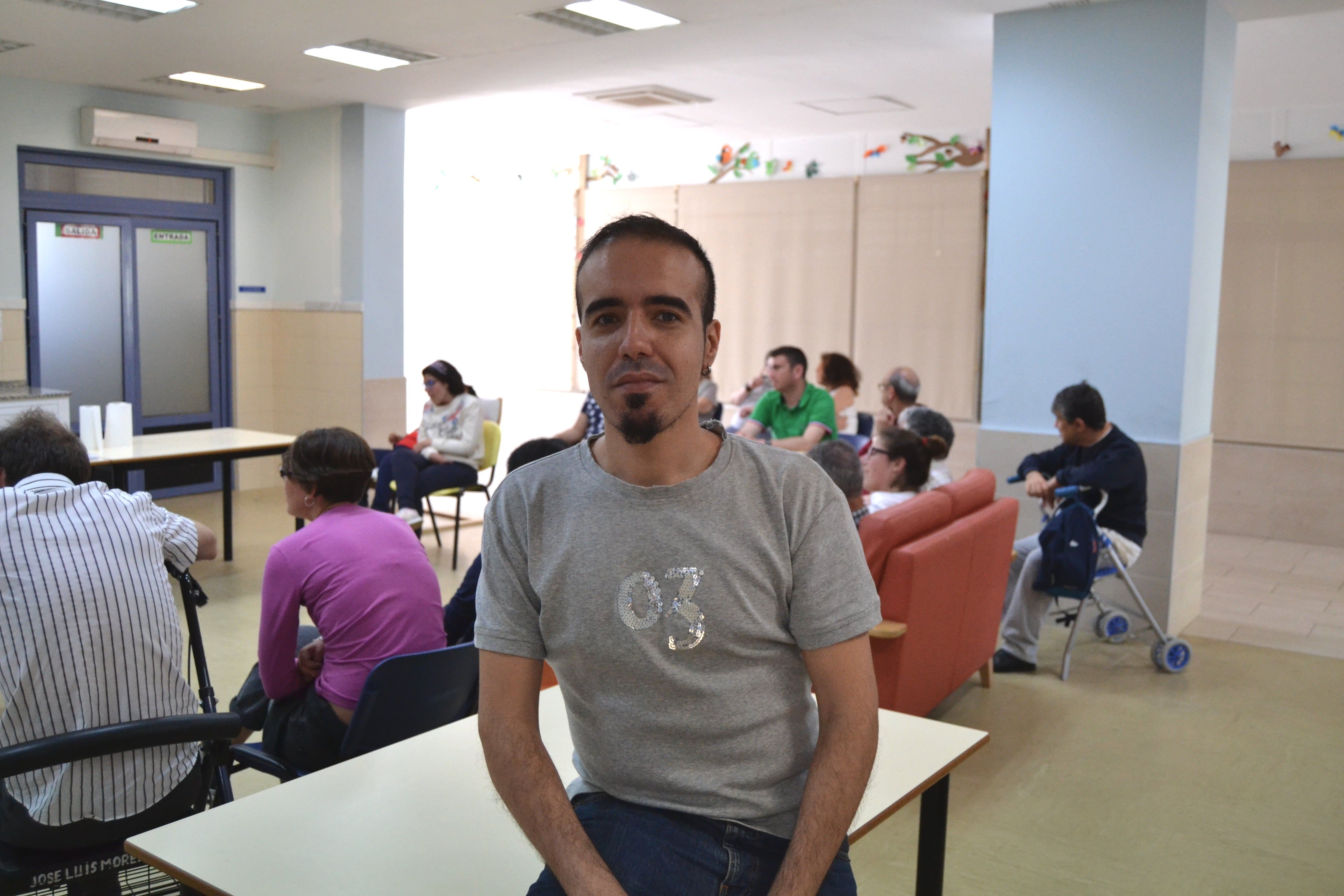 Luis Alfonso Caravaca posando, con la clase al fondo. FOTO: CLAUDIA GONZÁLEZ ROMERO.