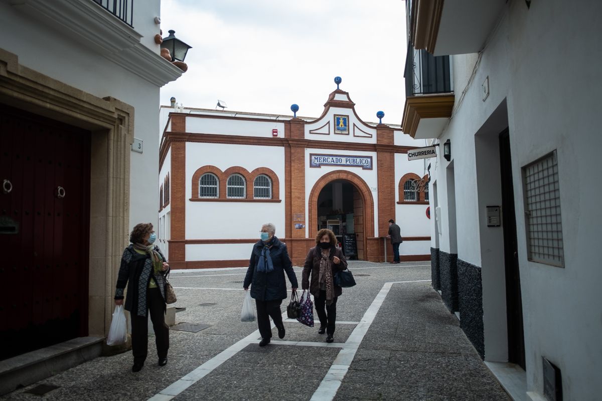 Cinco municipios más de Cádiz suspenderán toda su actividad no esencial este sábado.