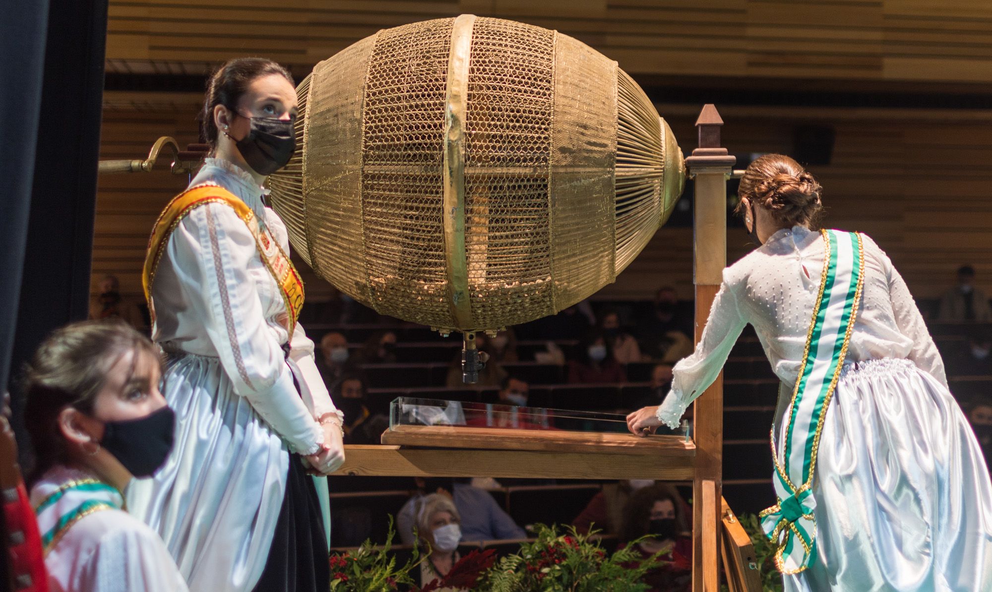 Las cobijadas, extrayendo las bolas del sorteo de Hazas de Suerte de Vejer.