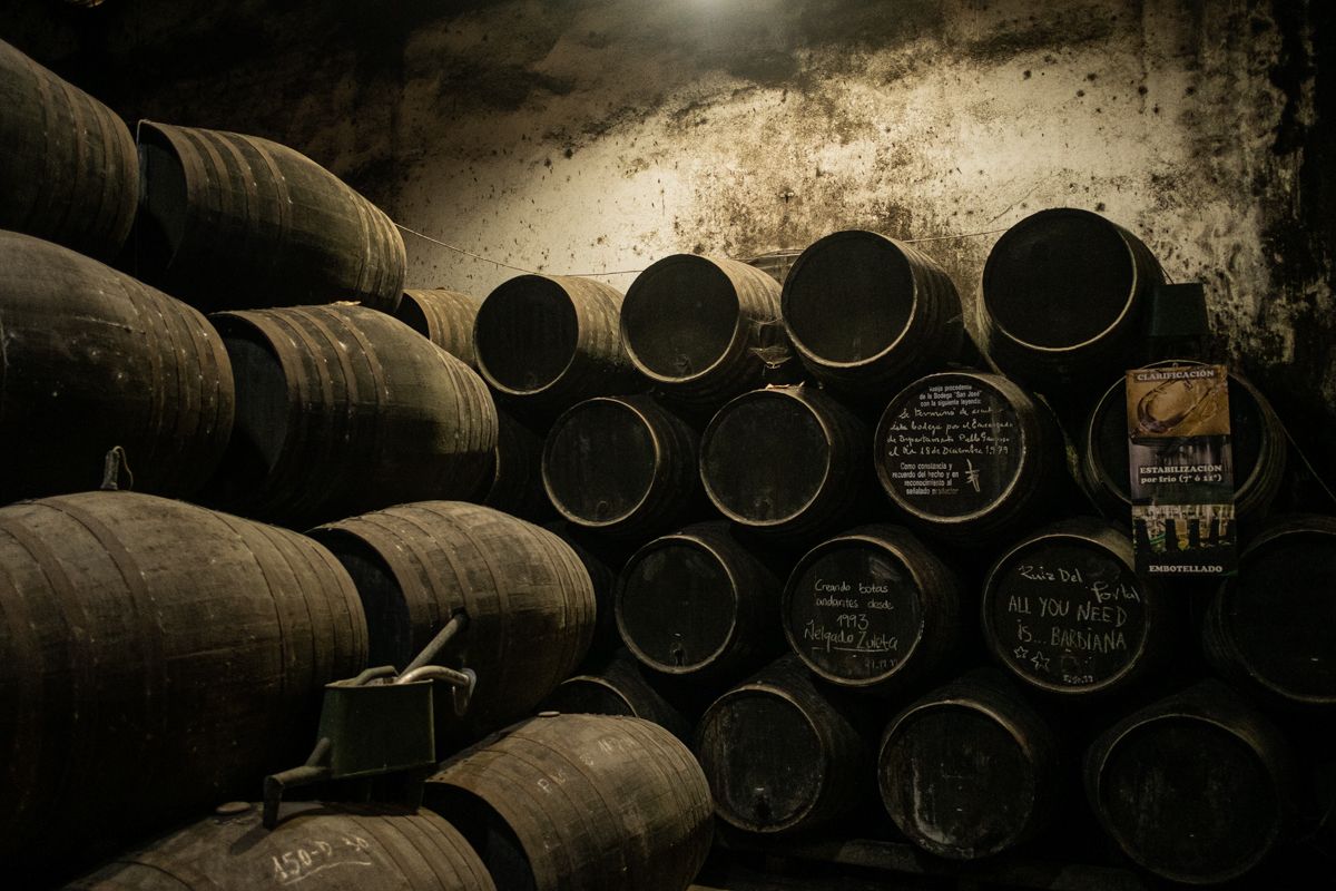 Uno de los añejos rincones con botas de solera de la bodega Delgado Zuleta.
