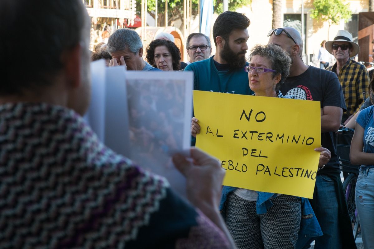 Una mujer sosteniendo una pancarta durante la concentración para pedir una Palestina libre. FOTO: MANU GARCÍA.