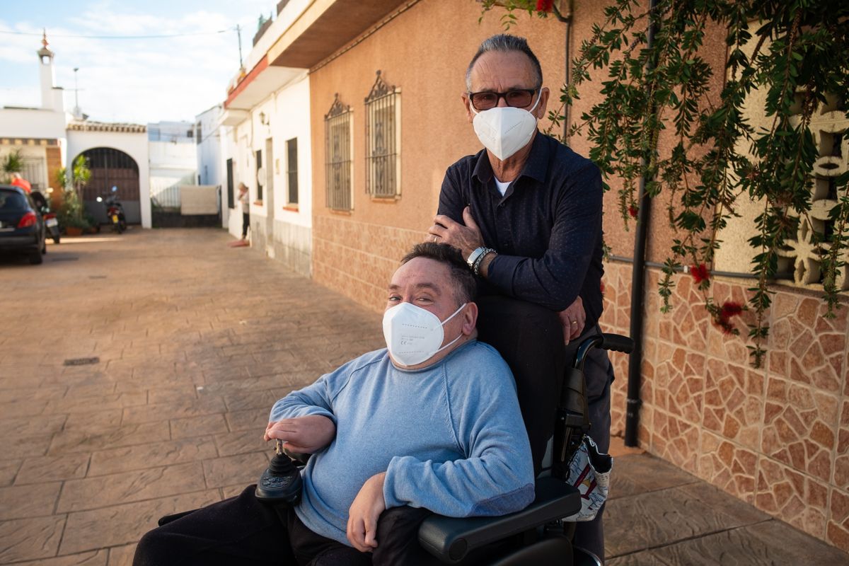 Juan José Lucero y su padre Juan, junto a su vivienda, en Rota.