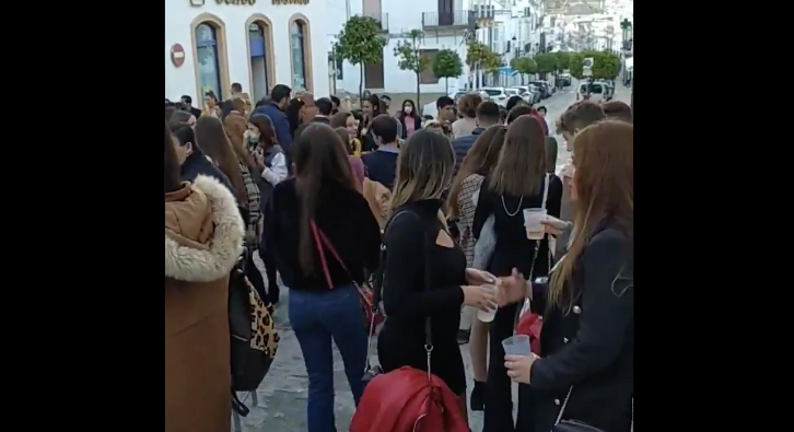 Personas concentradas en el centro de Arcos, esta 'tardebuena'.