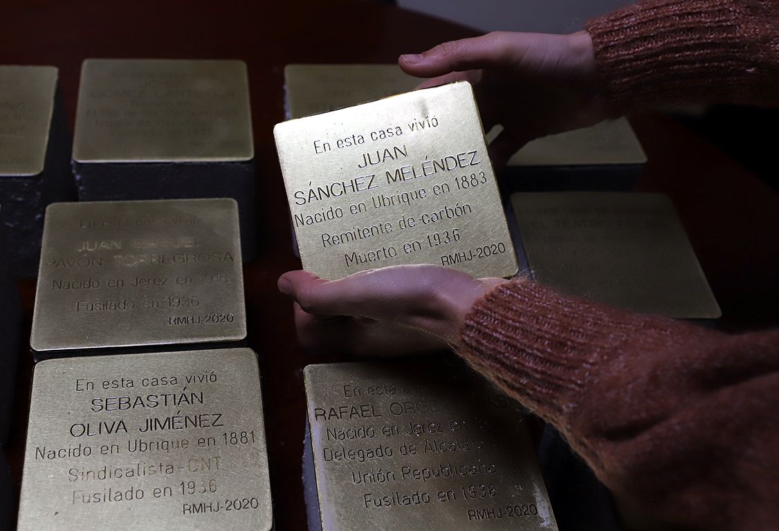 Algunas placas de represaliados que el Ayuntamiento de Jerez colocará por la ciudad.