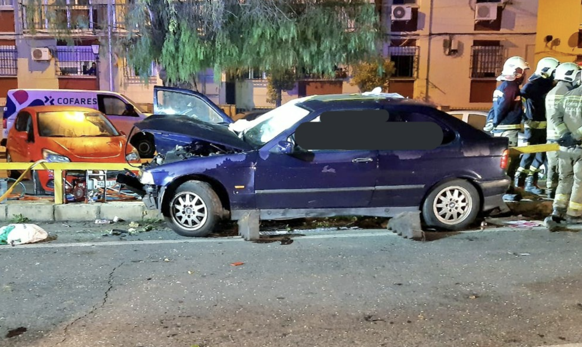 Estado del coche tras empotrarse con el quitamiedo de la SE-8063 en Tomares.