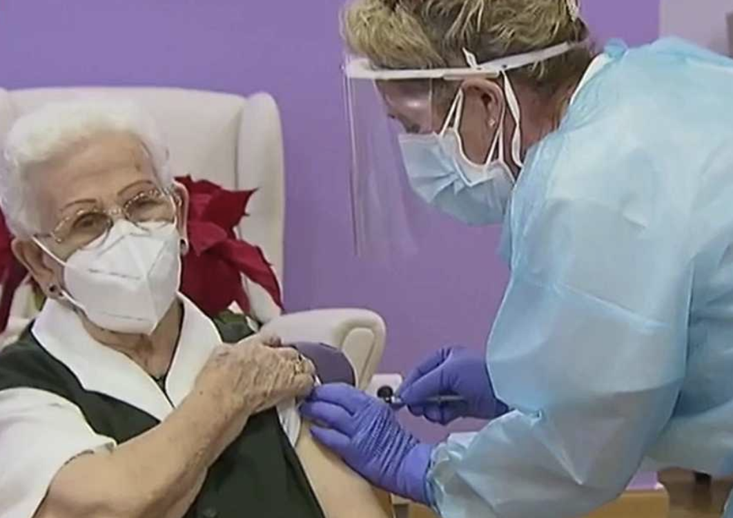 Araceli, una granadina de 96 años: la primera española en vacunarse contra el coronavirus.