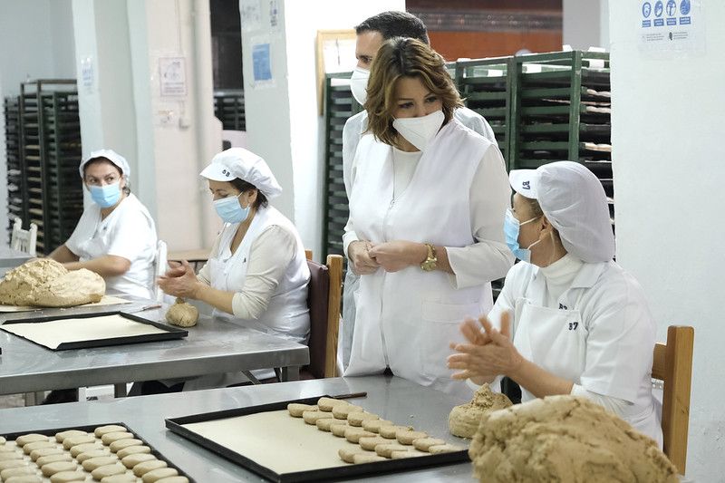 Susana Díaz, en una imagen de una visita reciente a una fábrica de mantecados en Antequera.