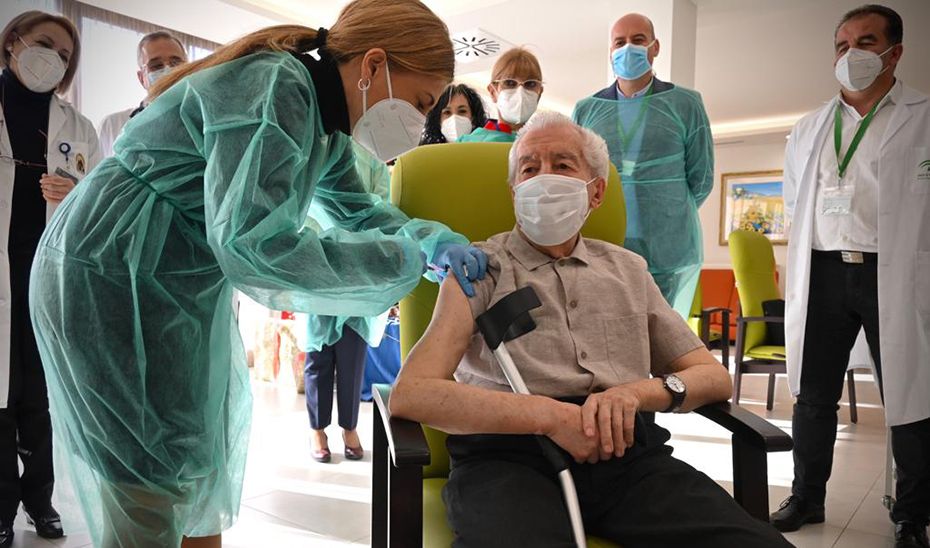 El primer hombre que se ha puesto la vacuna en Andalucía. El primer hombre que se ha puesto la vacuna en Andalucía.