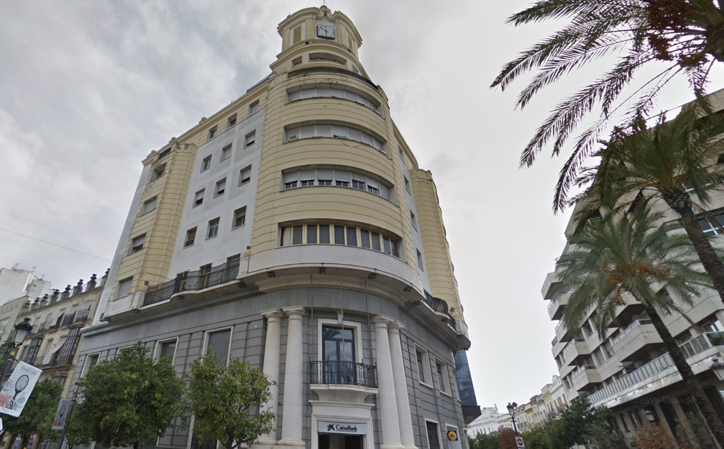 El emblemático edificio del Arenal, antigua sede de la Caja, hoy propiedad de Caixabank, en una imagen de Google Maps.