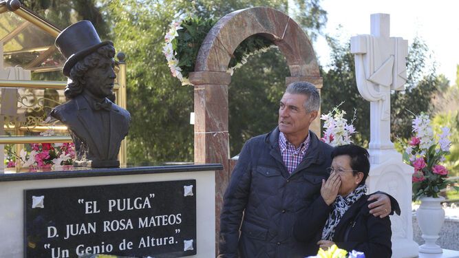 Manuel Sarria en la tumba de 'El Pulga', su inseparable compañero. Autor: malagacomedy.com