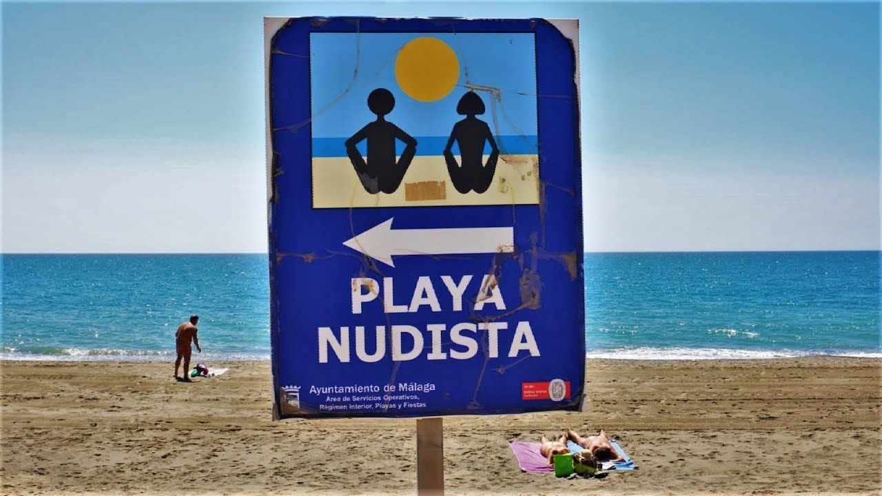 Cartel informativo en una playa nudista.