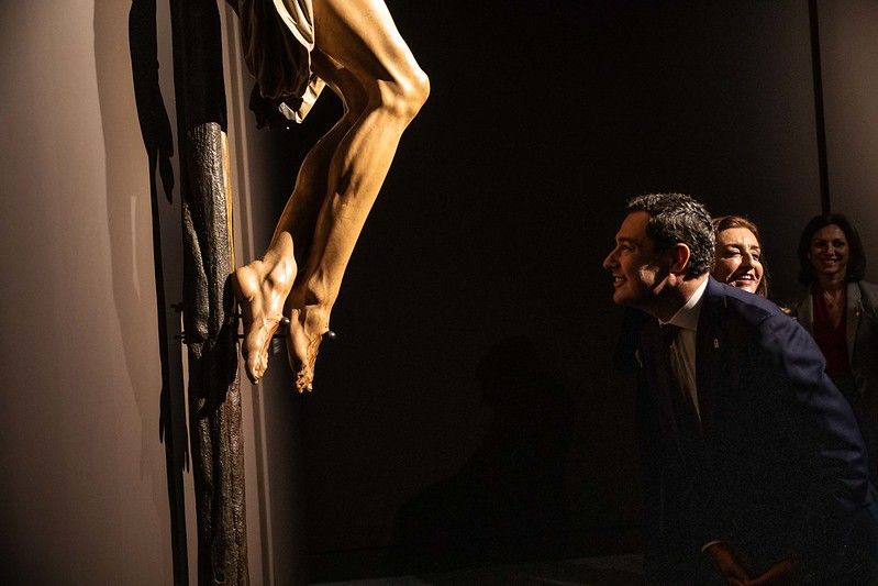 El presidente de la Junta, Juan Manuel Moreno Bonilla, en la inauguración de una muestra sobre la obra de Montañés en el Bellas Artes de Sevilla. Autor: Junta