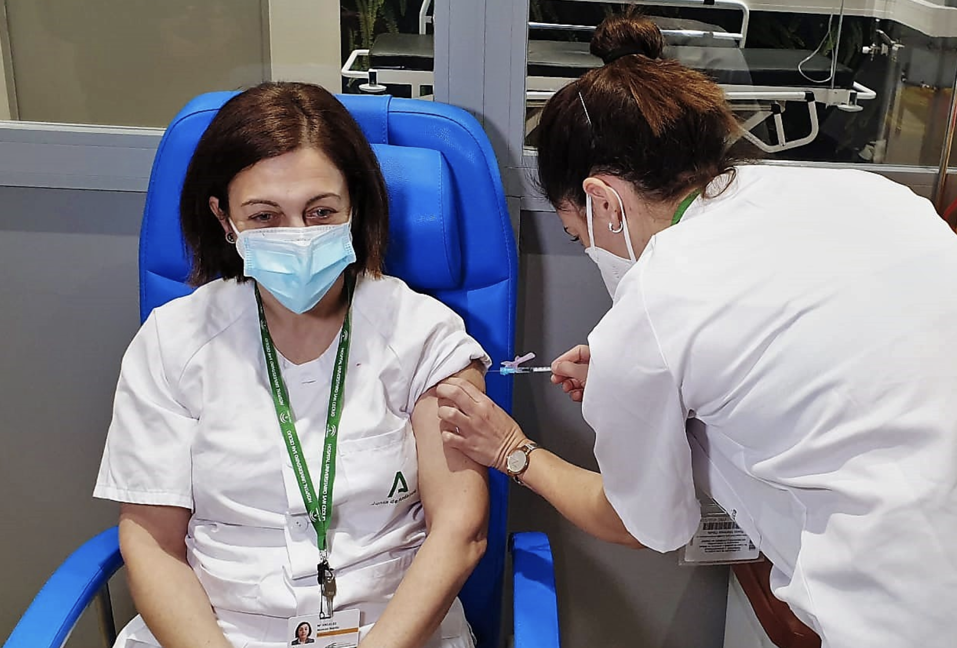 Una sanitaria recibe la vacuna contra la covid en Granada. 