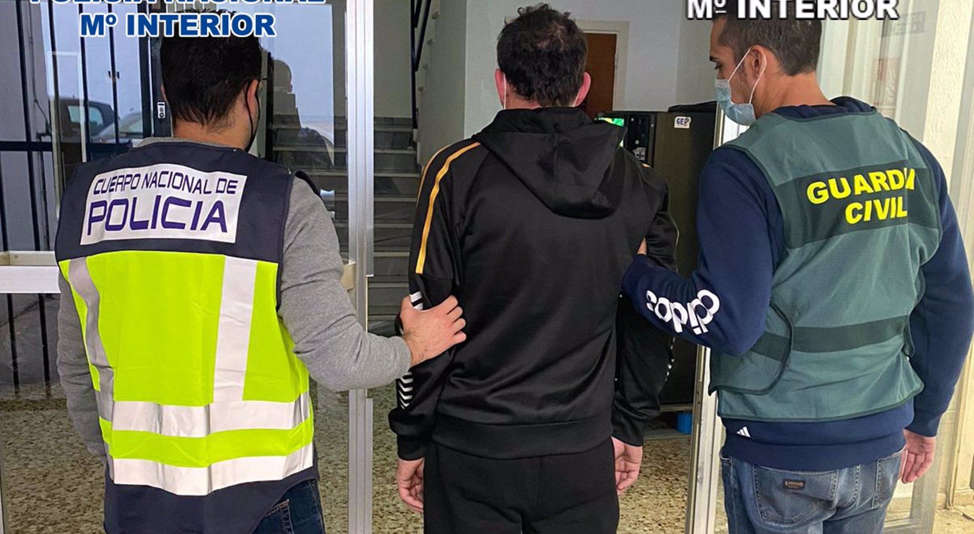 La Policía Nacional y la Guardia Civil, con uno de los detenidos por el robo a una mujer mayor con discapacidad.