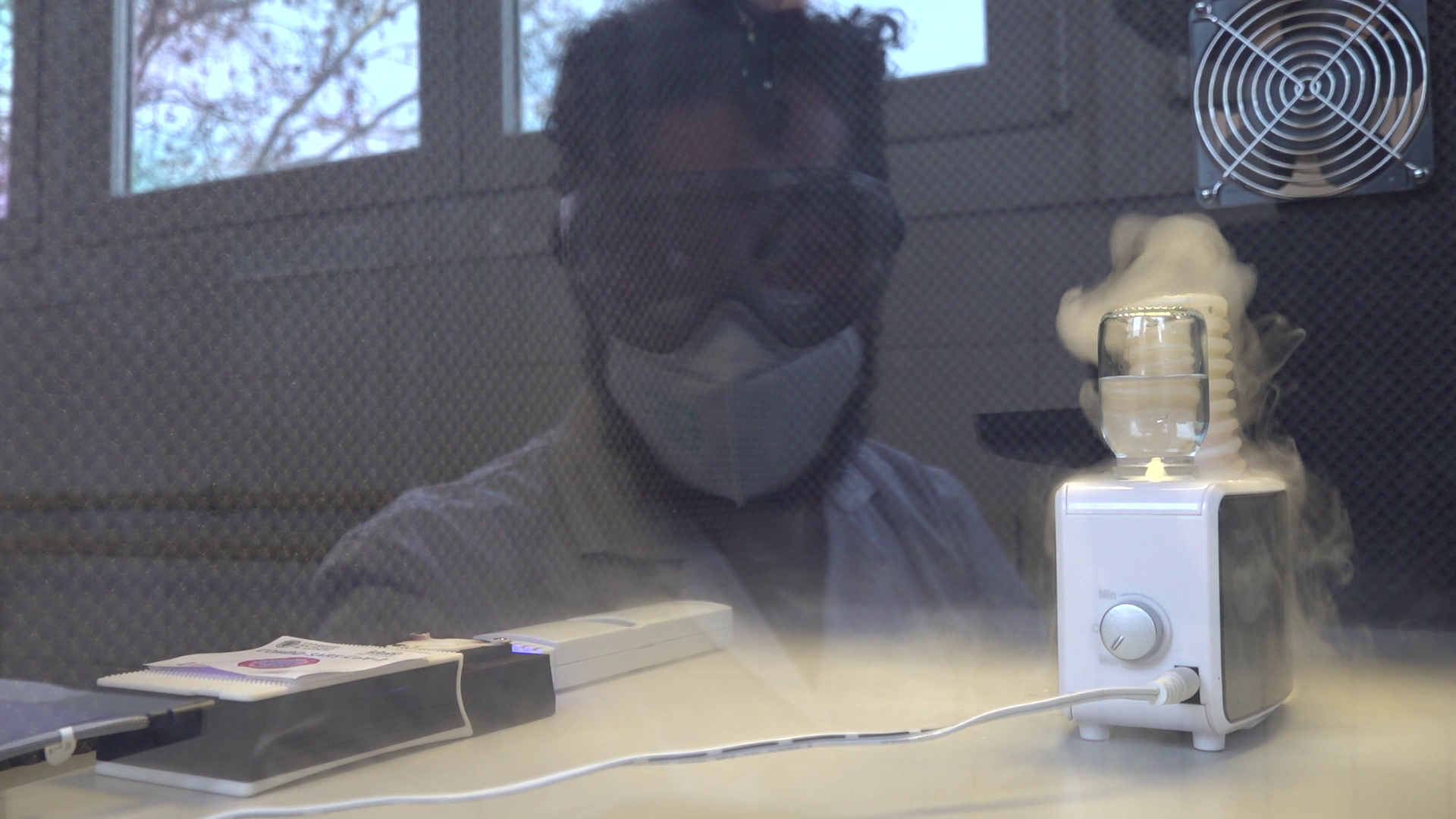 Un investigador de la Universitat Politècnica de València, con el sistema que detecta el coronavirus en el aire.