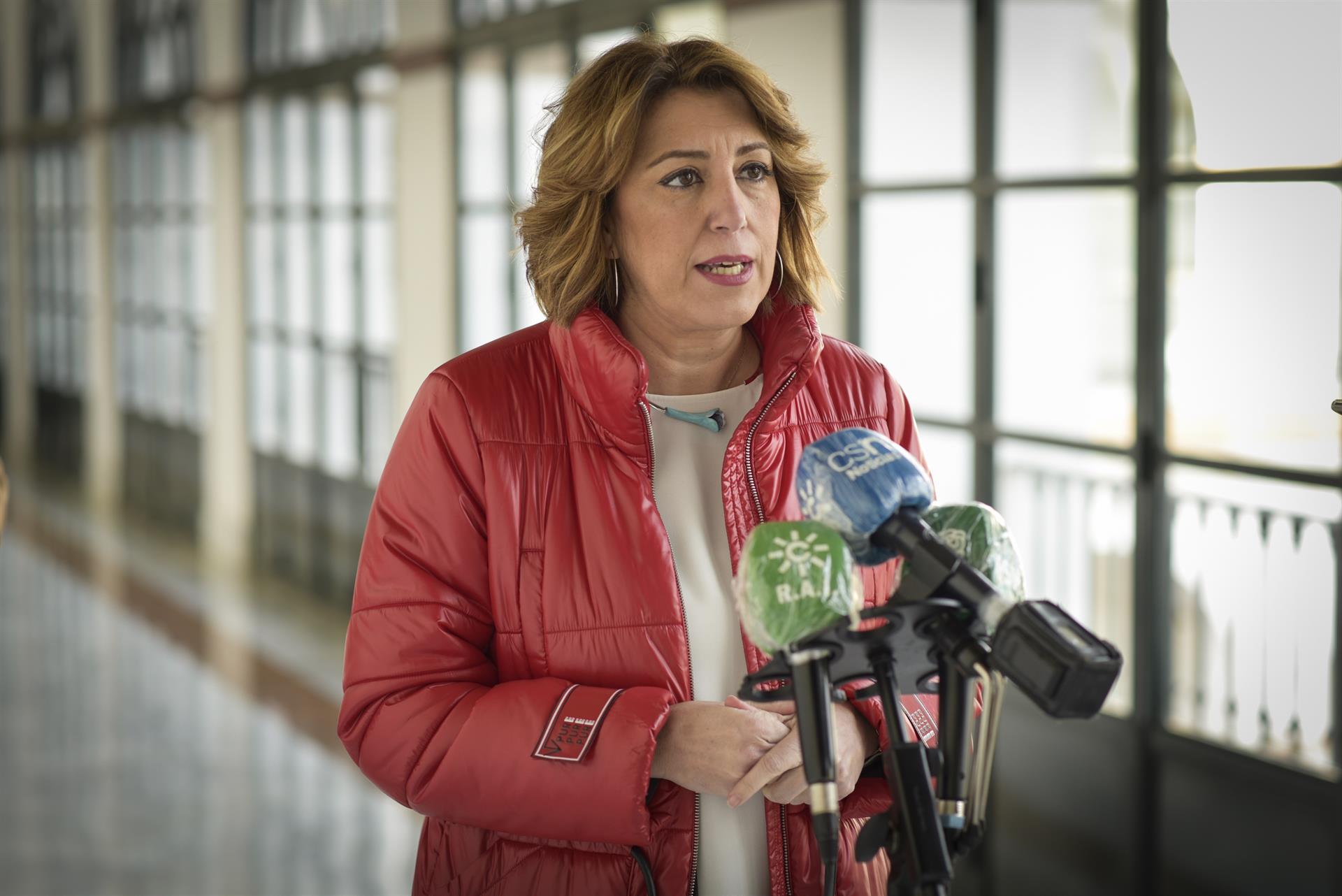 Susana Díaz atiende a los medios, este lunes, en el Parlamento.