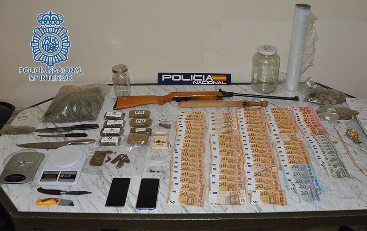 Agentes de la Policía Nacional incautan más de un kilo de hachís que distribuían menores en Sevilla.
