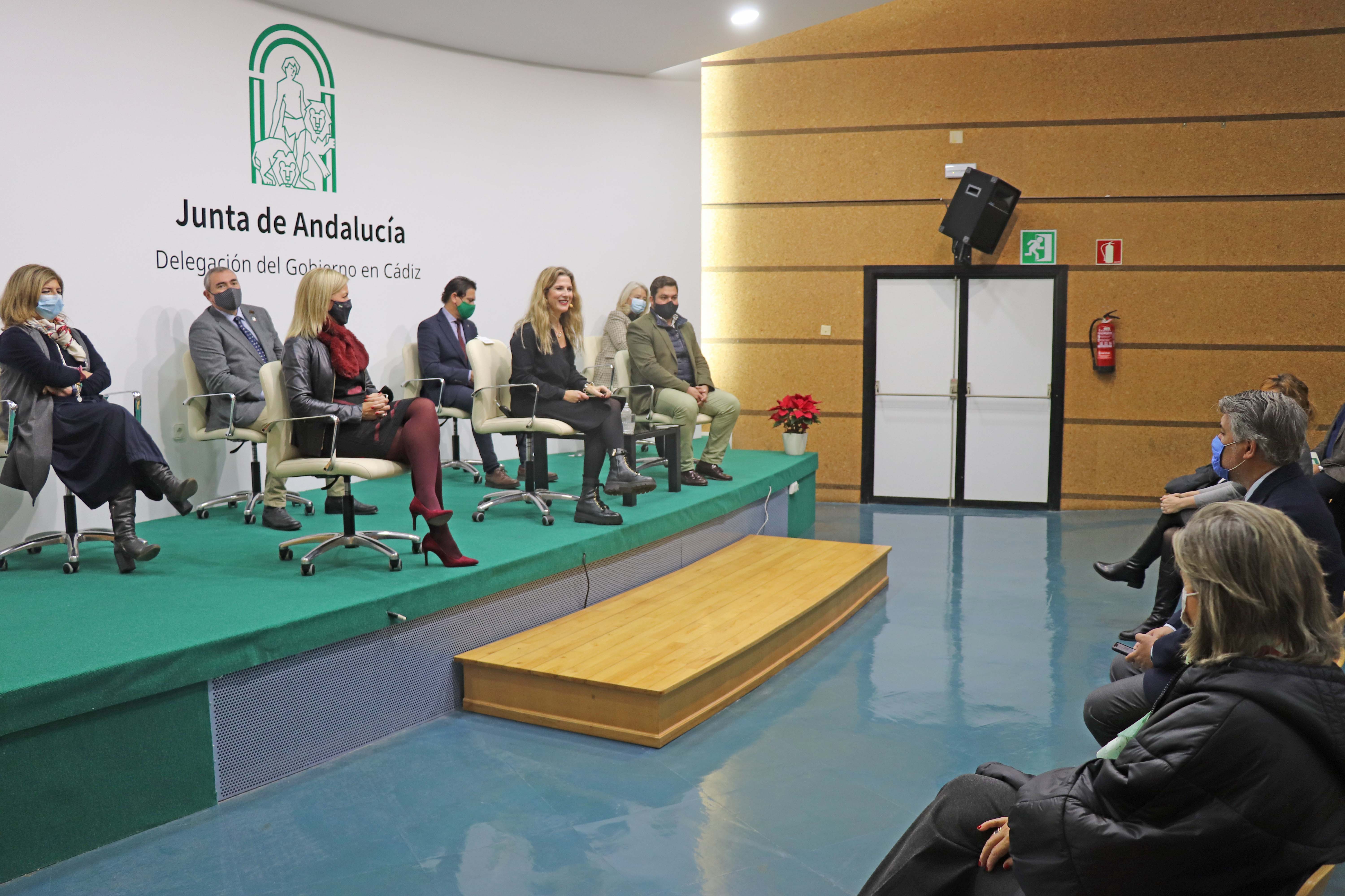 Ana Mestre, junto a los delegados territoriales de la Junta en Cádiz, en rueda de prensa. Ana Mestre, junto a los delegados territoriales de la Junta en Cádiz, en rueda de prensa.
