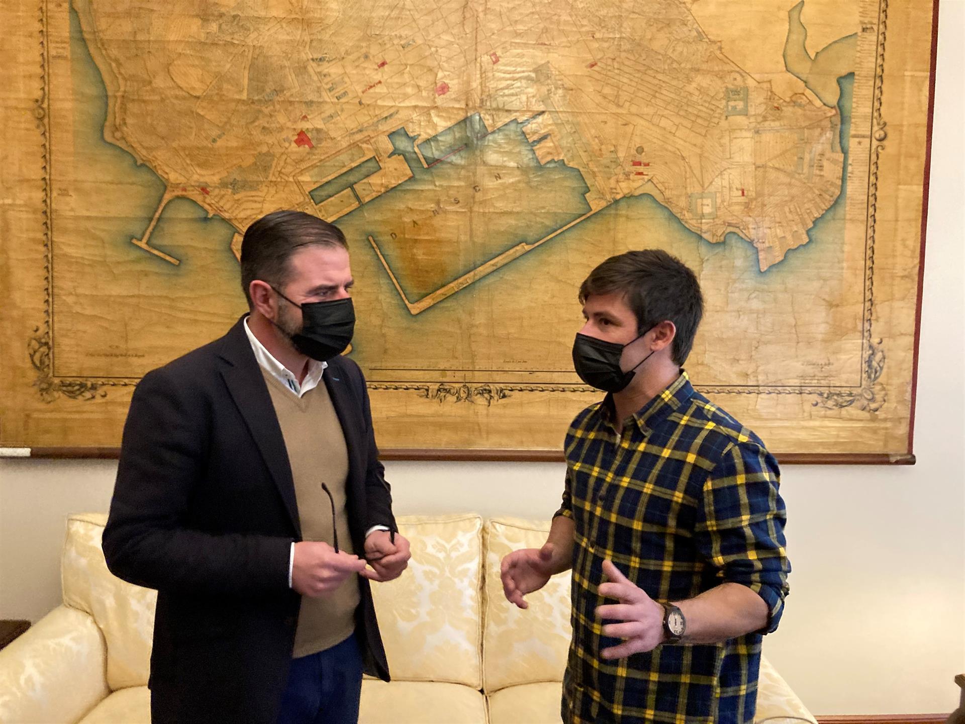 El alcalde y el héroe ferrolano que salvó al bebé.