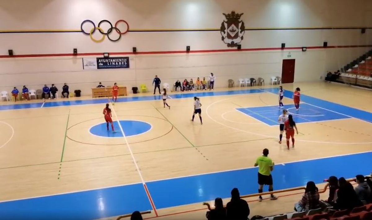 Derbi local entre Linares CF y Linares Deportivo que acabó con jugadoras expulsadas, insultos y agresiones con una silla. Foto: Tveo Comarca
