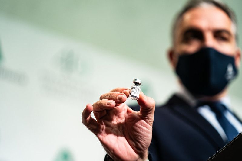 El consejero de la Presidencia, Elías Bendodo, con una muestra de la vacuna del coronavirus.