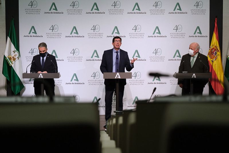 Marín junto a Bendodo y Aguirre, este martes en rueda de prensa. Autor: Junta