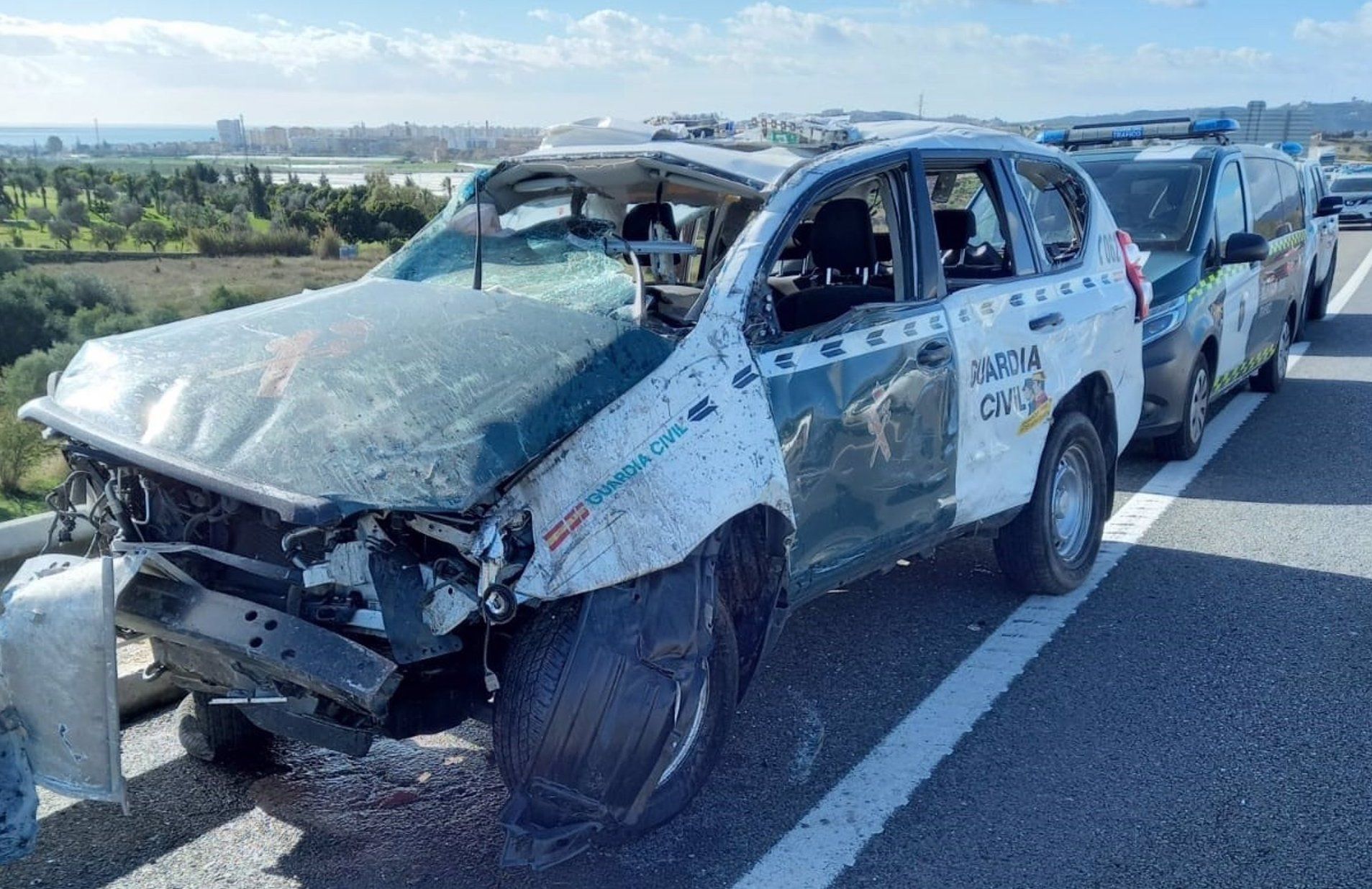 El vehículo de la Guardia Civil, tras el impacto de la furgoneta.