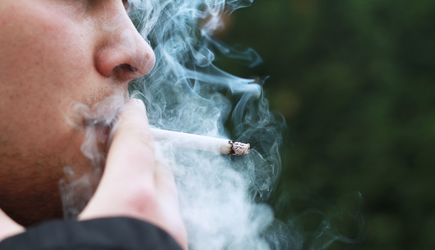 Un hombre fumando, en una imagen de archivo.