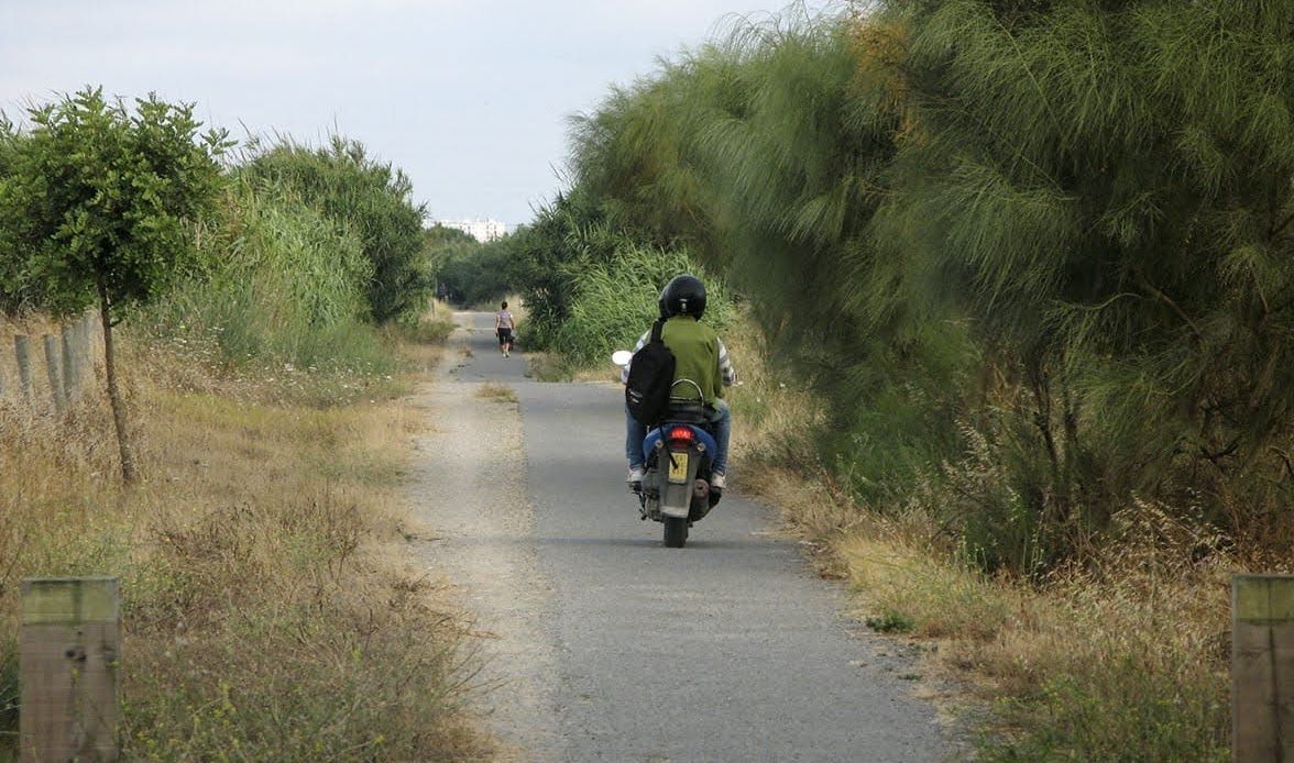 Una moto discurre por un tramo cercano a Rota de la futura Vía Verde.