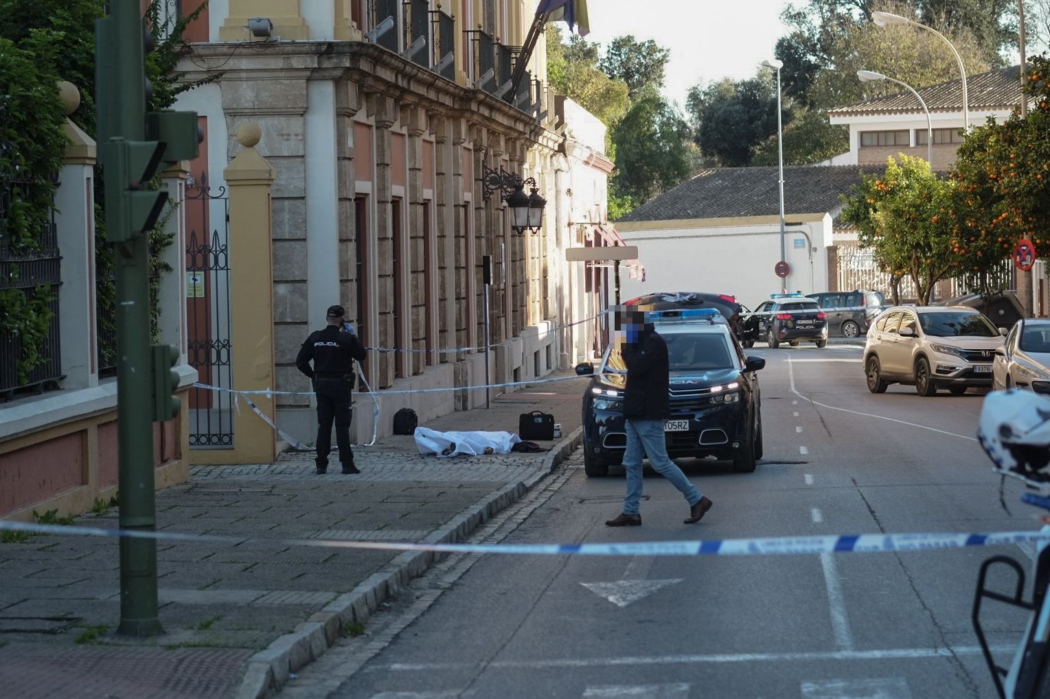 Agentes de Policía Nacional, custodiando el cadáver, en la calle Paúl.