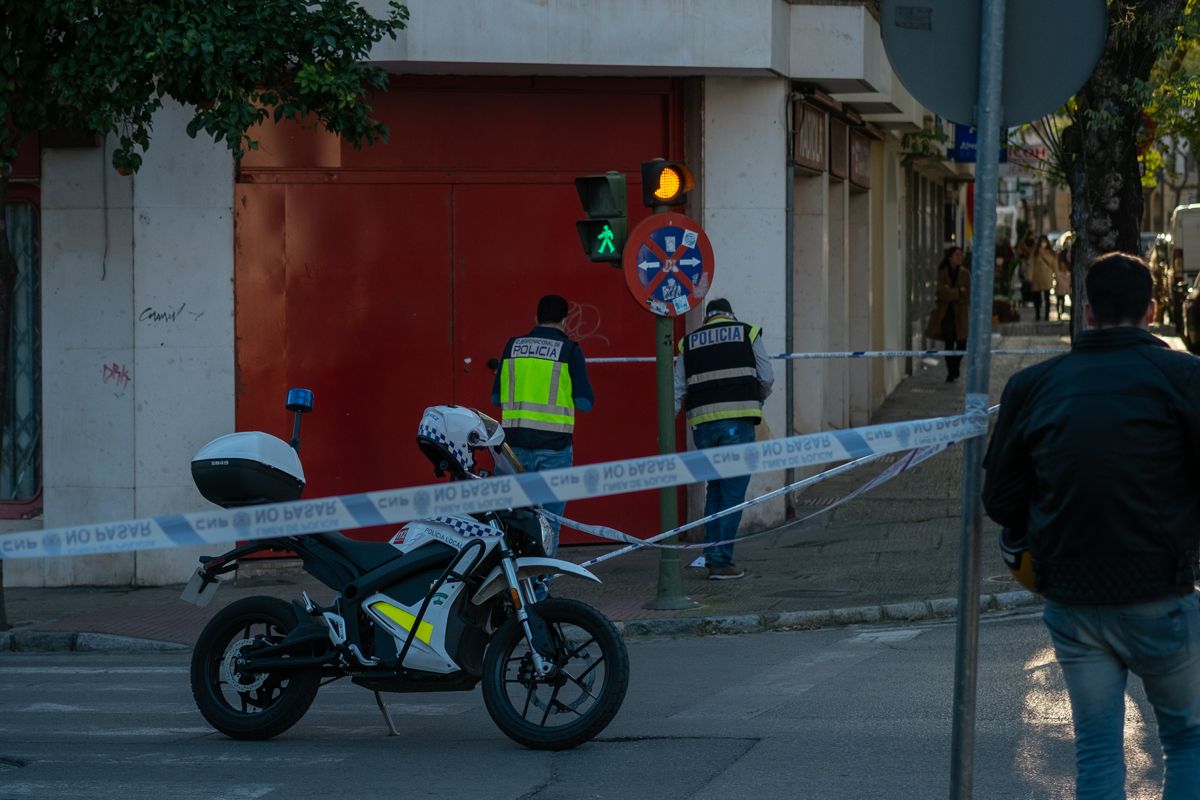 Los agentes de la Policía, investigando el entorno del homicidio el pasado día 30 en Jerez.