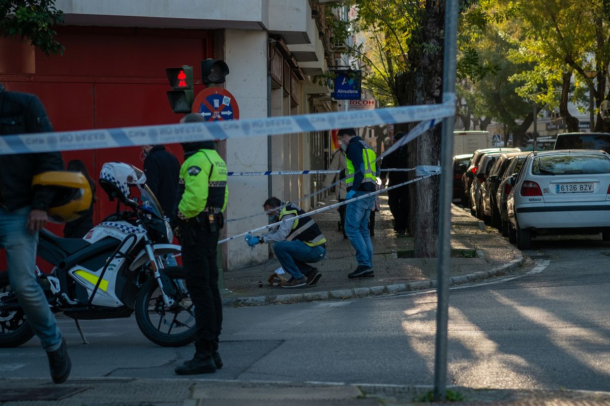 Agentes trabajan en el entorno del apuñalamiento de un joven en Jerez este 30 de diciembre.