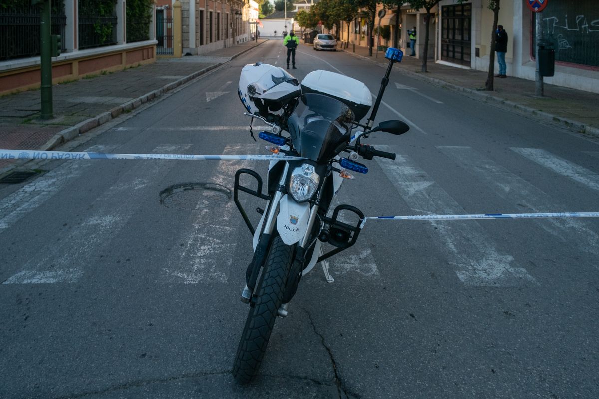 Una moto corta el tráfico en la calle Nuño de Cañas, esta tarde, en el lugar del suceso.
