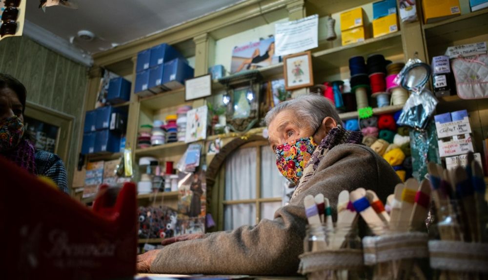 María del Carmen en el interior de la mercería de la calle Ricardo Alcón.