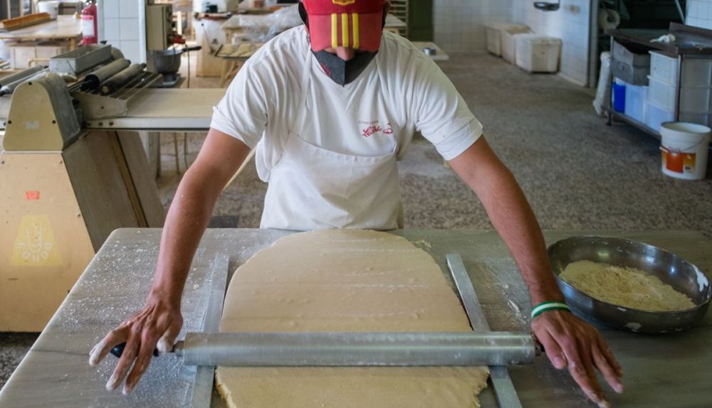 Un pastelero amasando.