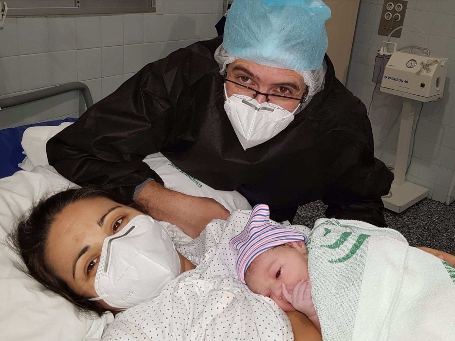 Candela, con su madre y su padre, tras el parto en el Hospital de Jerez.