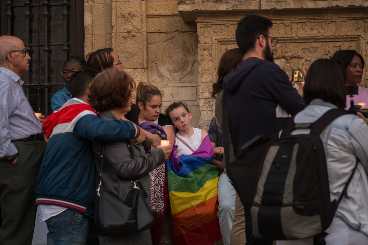 Una niña, envuelta en la bandera del arcoiris, durante la concentración contra la LGTBIfobia. FOTO: MANU GARCÍA. 