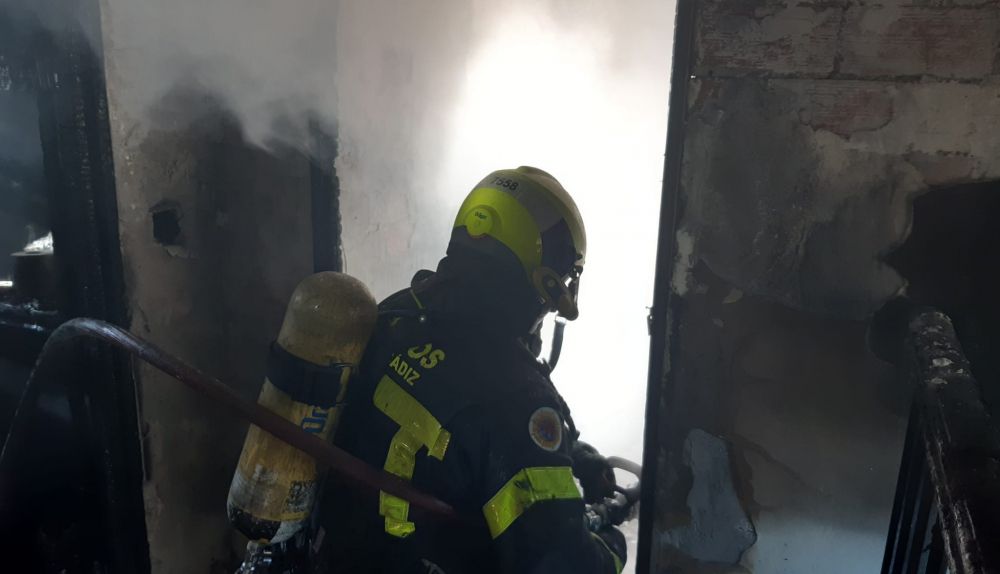Un bombero trabaja en el interior de la casa. FOTO: CBPC