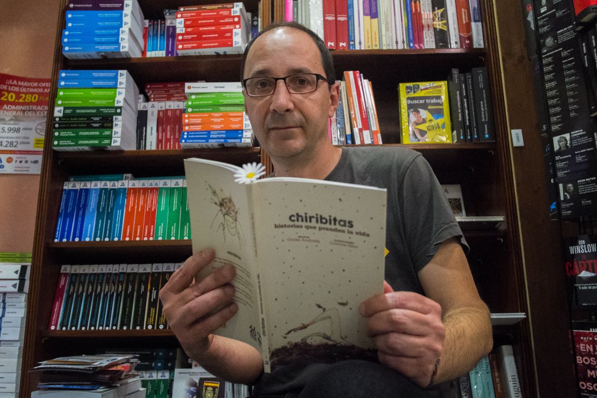 Gorka Andraka posando con su libre, 'Chiribitas. Historias que prenden la vida'. FOTO: MANU GARCÍA.