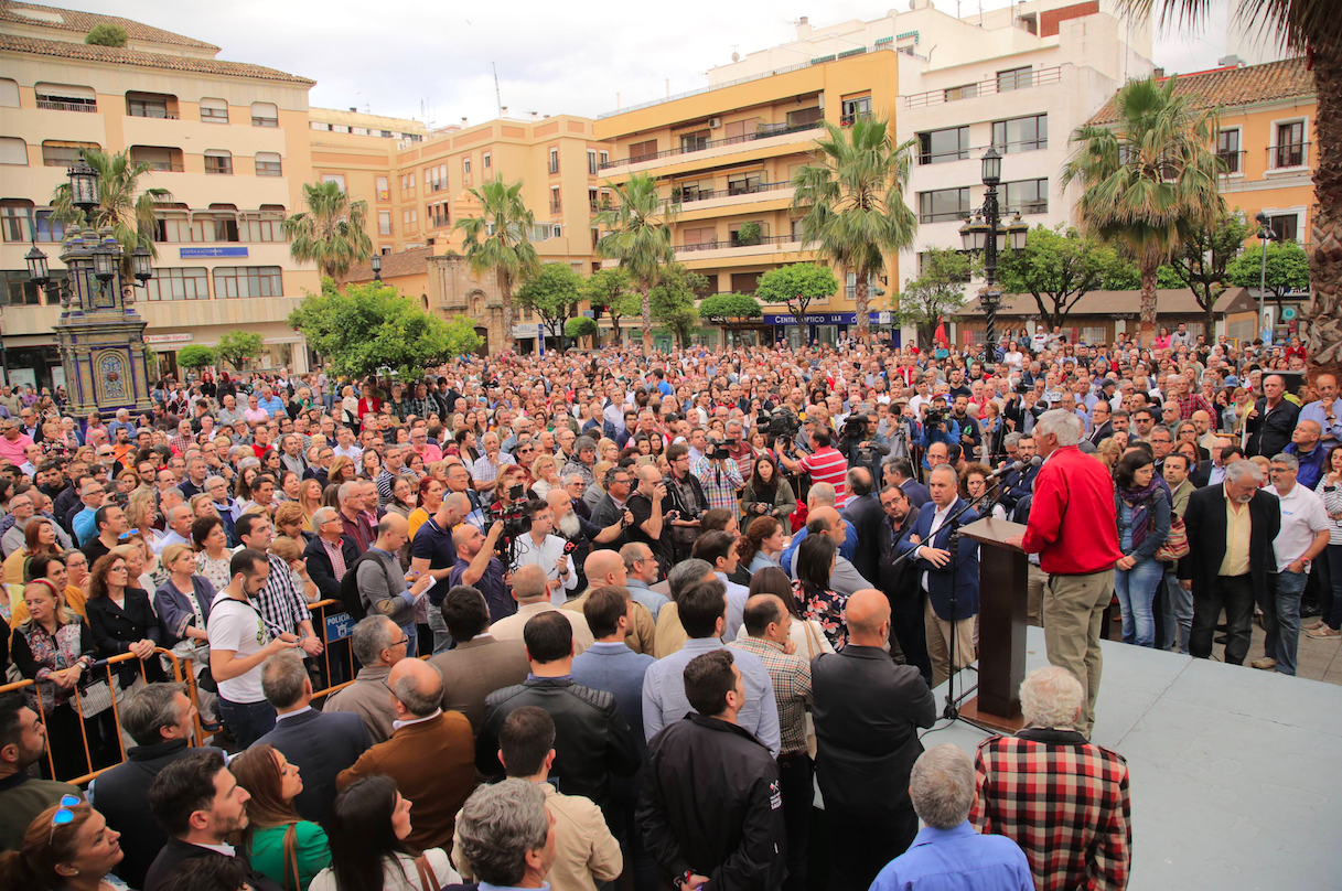 Francisco Mena, de la coordinadora 'Nexos', dirigiéndose a los presentes en una abarrotada Plaza Alta de Algeciras, en una manifestación reciente contra la escalada imparable del narcotráfico. FOTO: JUAN CARLOS TORO.