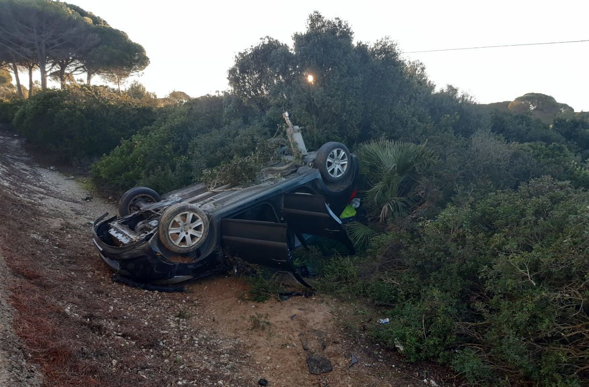 Su coche volcó su coche tras salirse de la A-408 en Puerto Real.