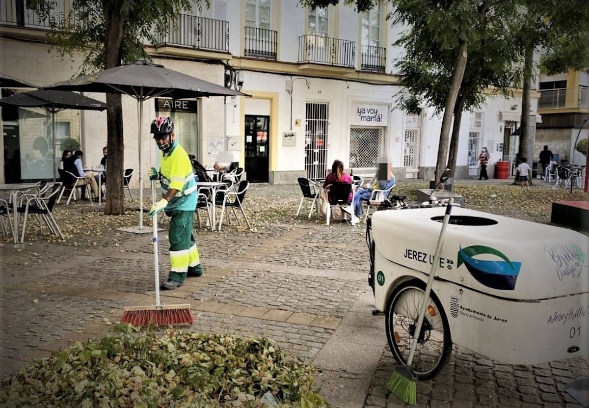 Ganemos ataca al Barómetro que ensalza los servicios públicos en Jerez: "Es un insulto". Refuerzos de limpieza viaria en Jerez en triciclos, en una imagen reciente.