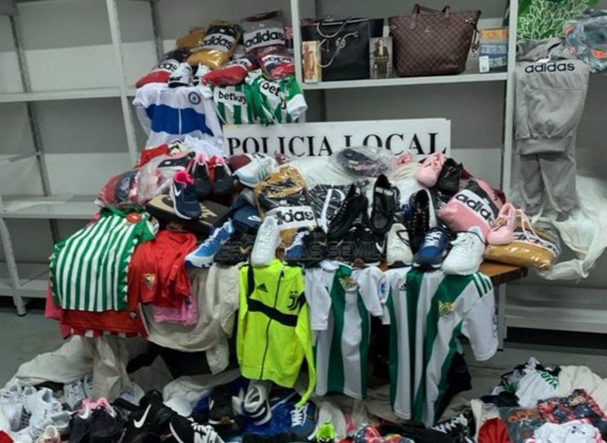 Intervienen 330 prendas y perfumes falsificados en el mercadillo de Alcosa. Intervienen 330 prendas y perfumes falsificados en el mercadillo de Alcosa.