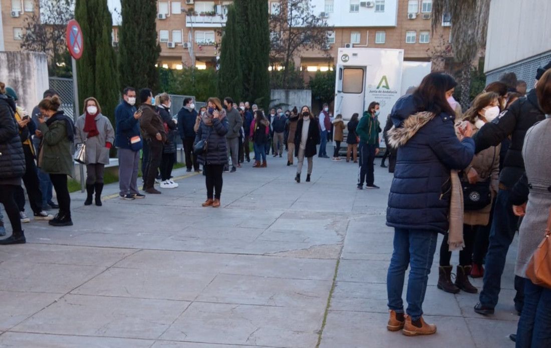 Las aglomeraciones en el entorno del lugar de las pruebas a docentes de Sevilla. FOTO: lavozdelsur.es