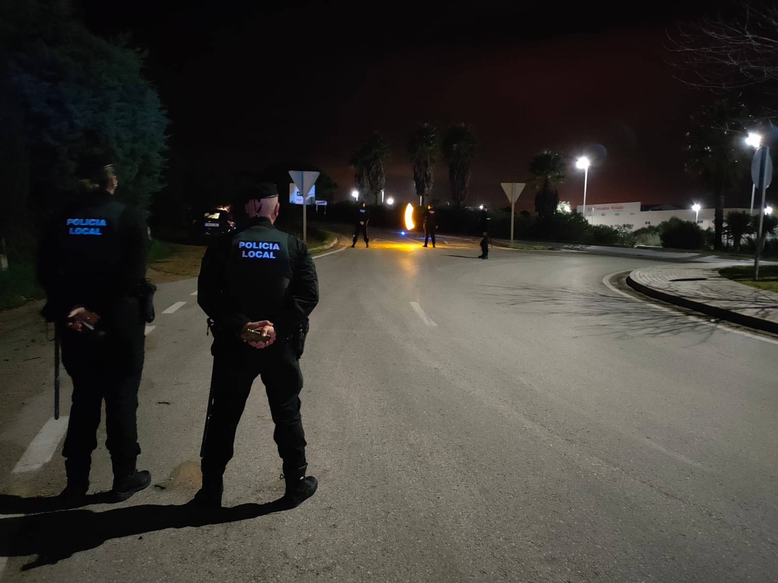 Refuerzo de controles en la provincia de Cádiz ante posibles llegadas a segundas residencias en la costa. En la imagen, un dispositivo policial en Barbate. FOTO: Ayto.