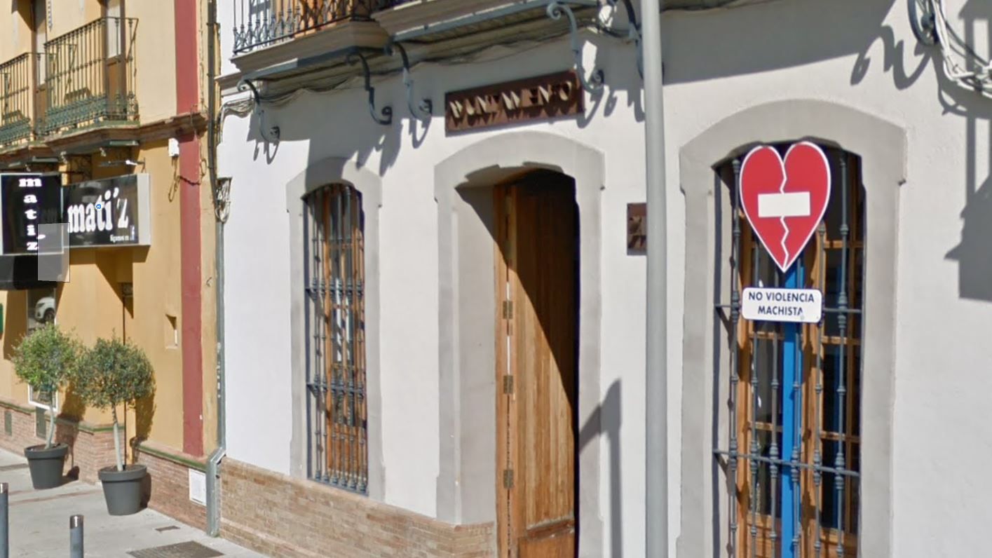 La fachada del Ayuntamiento de Mairena del Aljarafe, con un cartel contra la violencia machista en la entrada.