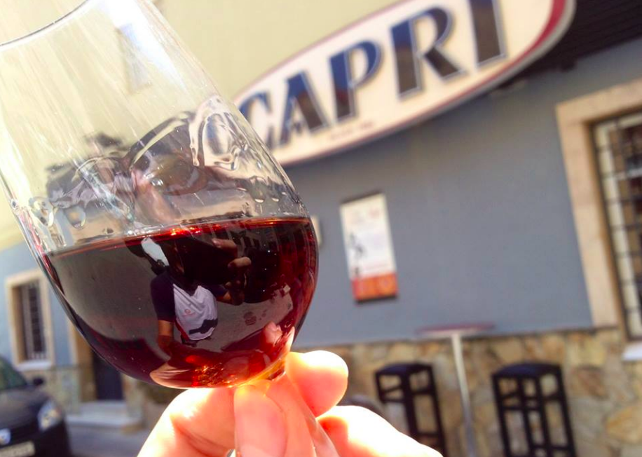 Una copa de vino ante el desaparecido Capri. 